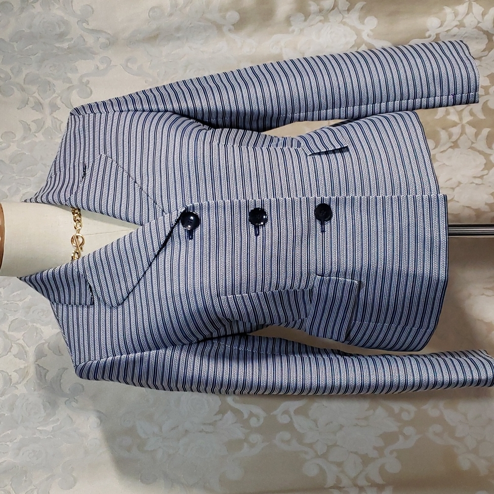 Jones Studio Beautiful, Unique Blue/White Striped Blazer w/Pockets & Lg …